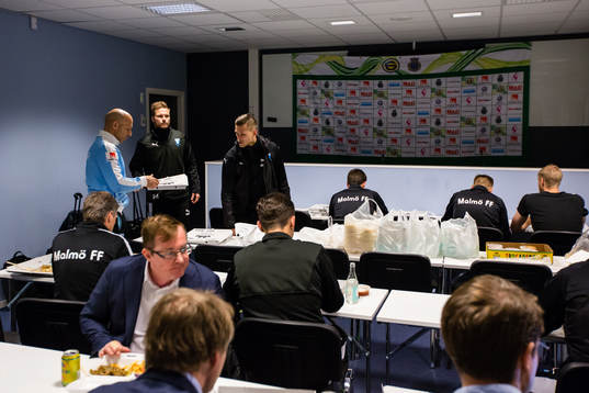 Malmö FFs spelare och ledare intog mat i pressrummet