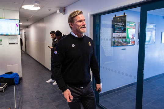 Gefles tränare Johan Mjällby  kommer ut från mötet där