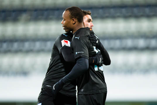 Malmö FFs Carlos Strandberg gör 0-3 och omfamnas av Egzon