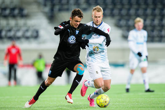 Malmö FFs Andreas Vindheim i kamp om bollen med Gefles