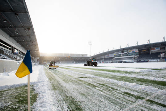 Vädret skiftar något och traktorer plogar spelplanen