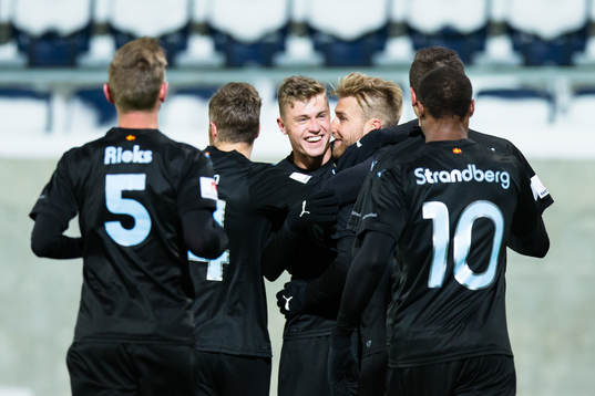 a höger) gör 0-2 och omfamnas närmast av Mattias