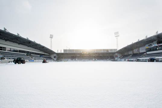 Vädret skiftar något och traktorer plogar spelplanen