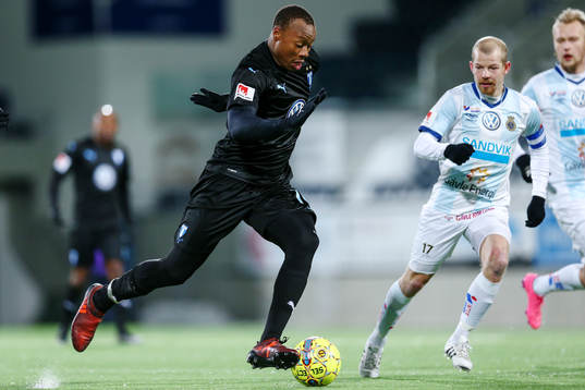 Malmö FFs Carlos Strandberg driver bollen framåt mot en