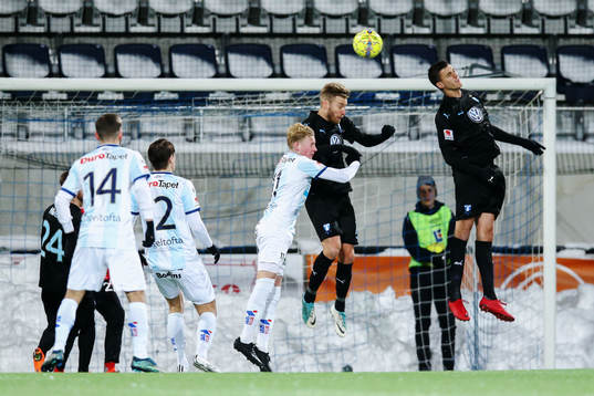 Gefles Adam Bergmark Wiberg i nickduell med Malmö FFs
