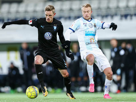 Malmö FFs Sören Rieks i kamp om bollen med Gefles