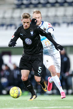 Malmö FFs Sören Rieks i kamp om bollen med Gefles