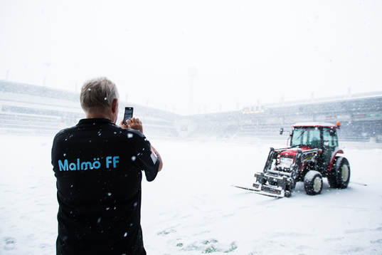 Malmö FFs materialare Swidde Nilsson vid fotbollsplanen