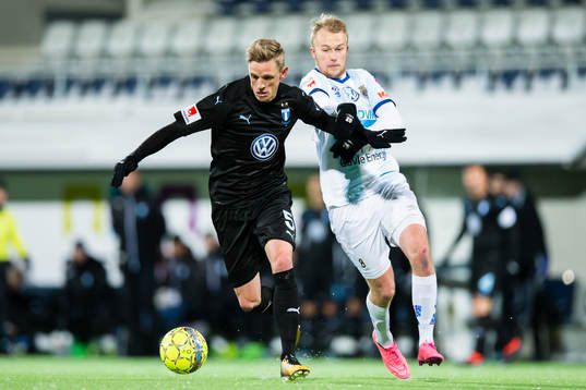 Malmö FFs Sören Rieks i kamp om bollen med Gefles
