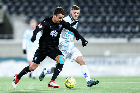 Malmö FFs Andreas Vindheim i kamp om bollen med Gefles