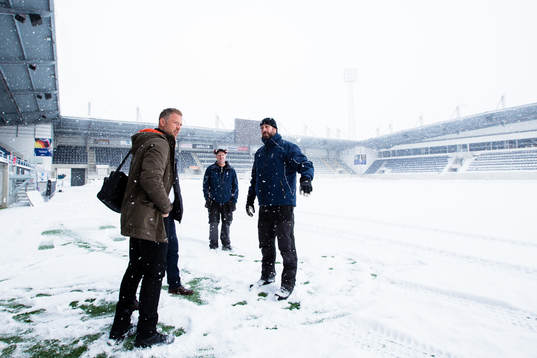 Malmö FFs tränare Magnus Pehrsson inspekterar Gavlevallen