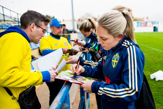 Elin Rubensson skriver autografer