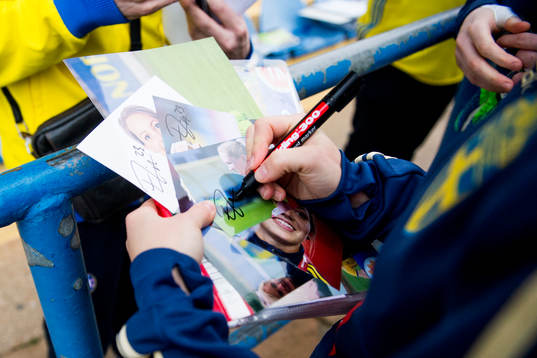 Elin Rubensson skriver autografer