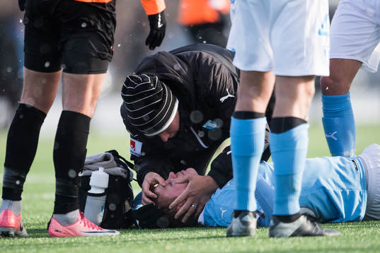 Malmö FF’s Hugo Andersson ligger på marken