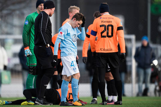 Malmö FF’s Jesper Dickman håller sig i huvudet
