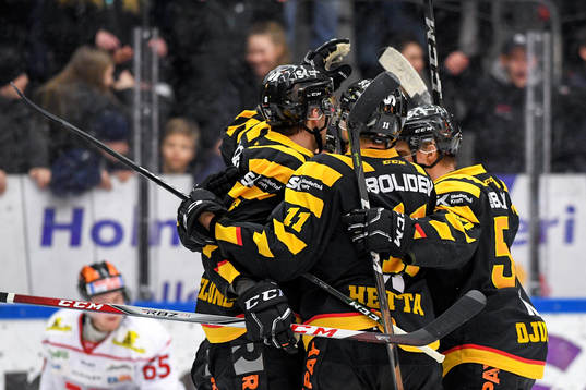Skellefteås Pär Lindholm jublar med lagkamrater