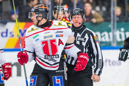 Örebros Victor Bartley tas om hand av linjedomare Jan