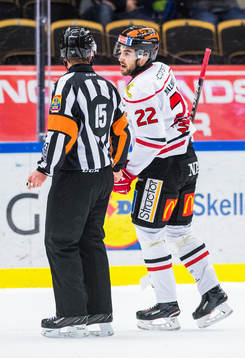 Örebros Jonathan Andersson diskuterar med domare Patrik