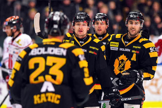 Skellefteås Adam Pettersson jublar med lagkamrater