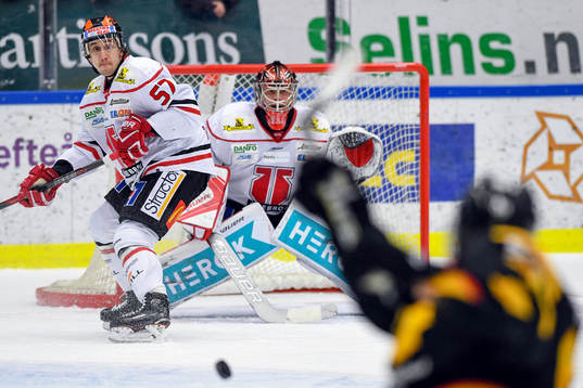 Örebros Daine Todd och målvakt Eero Kilpeläinen