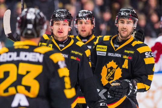 Skellefteås Adam Pettersson och Bud Holloway jublar