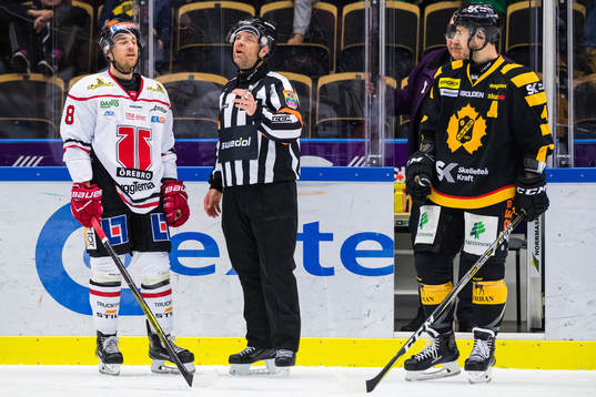 Örebros Tyson Spink diskuterar med domare Patrik Sjöberg