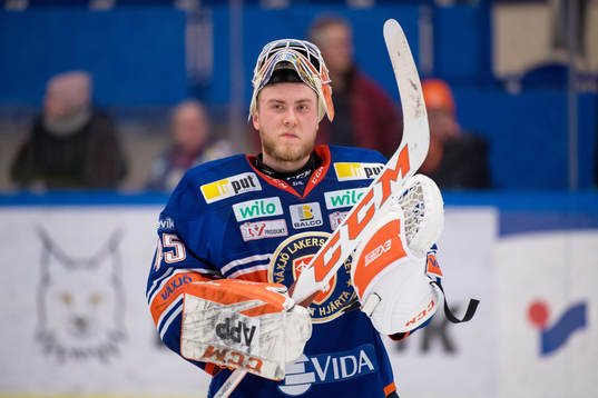 Växjös målvakt Viktor Andrén jublar