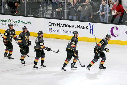 Las Vegas William Karlsson gör 1-0 och jublar