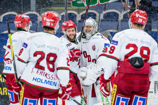 Modos Tommy Enström och målvakt Erik Hanses jublar med