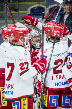 Modos målvakt Erik Hanses jublar med lagkamraterna