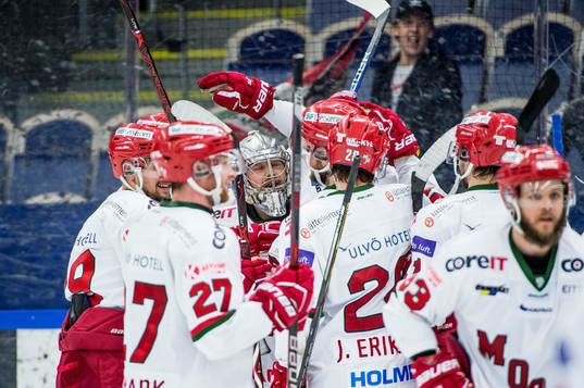 Modos målvakt Erik Hanses jublar med lagkamraterna