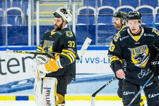 Panterns målvakt Jonatan Bjurö deppar med lagkamraterna