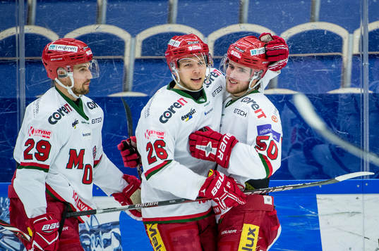 Modos Mikael Frycklund, Emil Alba och Tim Wahlgren jublar