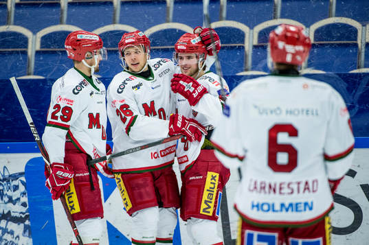 Modos Mikael Frycklund, Emil Alba och Tim Wahlgren jublar