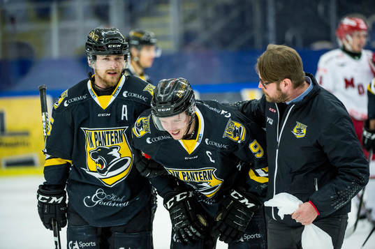 Panterns Kim Johansson hjälps av planen
