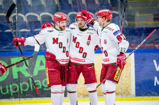 Modos Emil Mohlin gör 1-3 och jublar med lagkamraterna