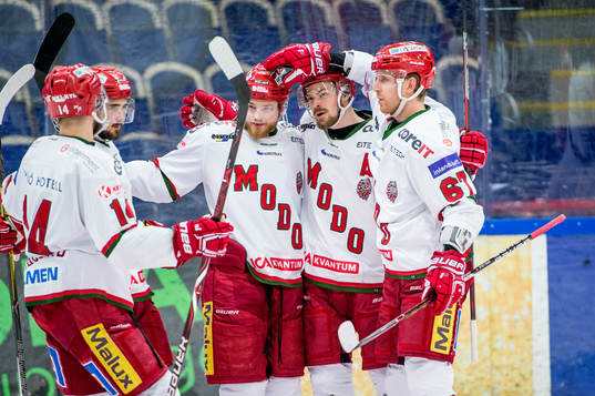 Modos Emil Mohlin gör 1-3 och jublar med lagkamraterna