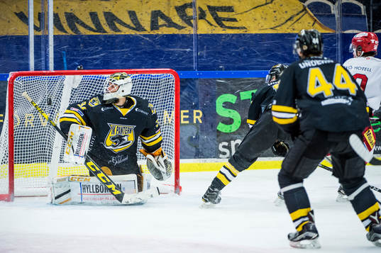 Modos Emil Mohlin säter 1-5 på Panterns målvakt Jonatan