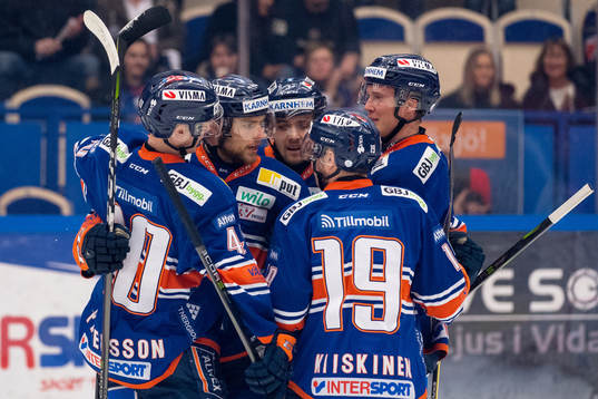 Växjös Eric Martinsson jublar med lagkamrater