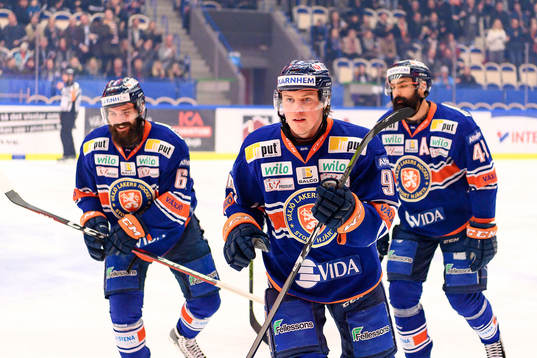 Växjös Joel Persson jublar