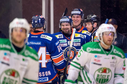 Växjös Dennis Rasmussen jublar med lagkamrater