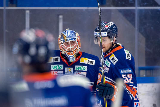 Växjös målvakt Viktor Andrén och Arvid Lundberg jublar
