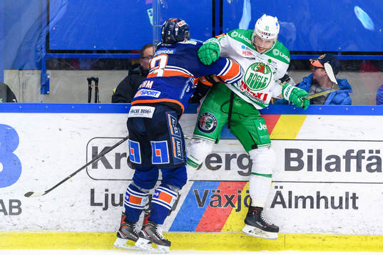 Växjös Oliver Bohm tacklar Rögles Daniel Widing