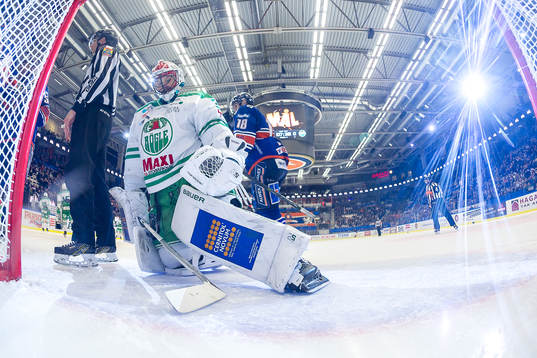 Rögles målvakt Justin Pogge deppar