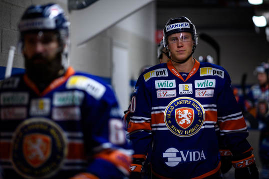 Växjös Dennis Rasmussen på väg ut till värmningen