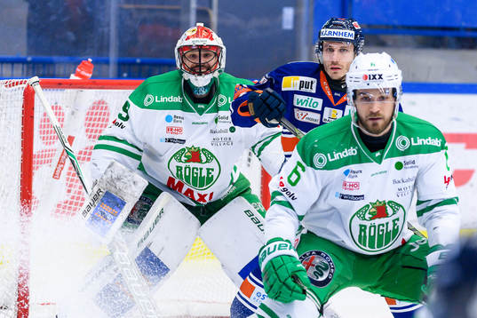 Växjös Andy Miele framför Rögles målvakt Justin Pogge
