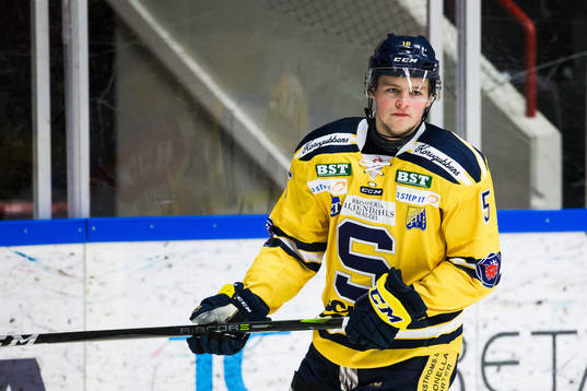 Södertäljes Jesper Lindén innan ishockeymatchen i