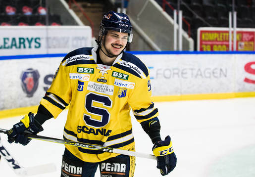 Södertäljes Thomas Valkvae-Olsen innan ishockeymatchen i