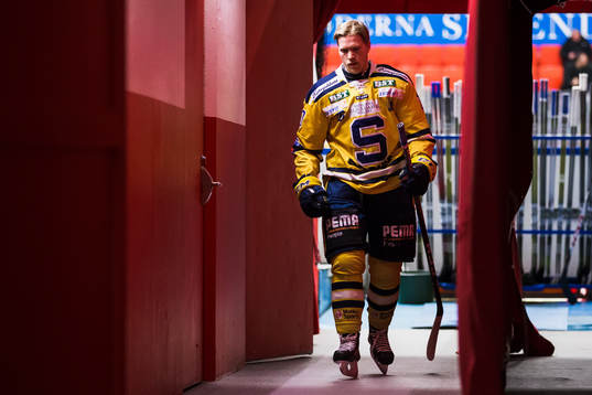 Södertäljes Nicklas Heinerö innan ishockeymatchen i