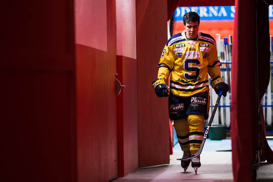 Södertäljes Lucas Carlsson innan ishockeymatchen i